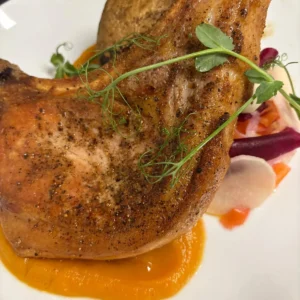 Dojrzewający stek wieprzowy tomahawk