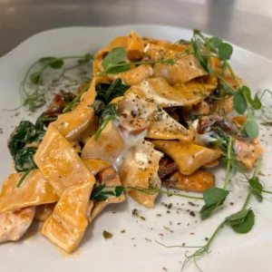 Domowe pappardelle z wędzonym pstrągiem