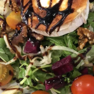 Sałatka z grillowanym kozim serem